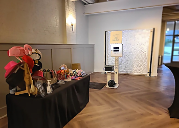 Bluegrass Photo Booth Lexington - Lexington, KY Photo Booth Companies - Service Image