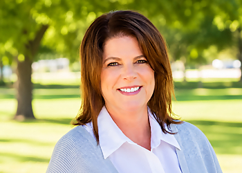 Connie Poe - REAL ESTATE AGENT| COMPASS Connie Poe - Thousand Oaks, CA Real Estate Agents - Portrait