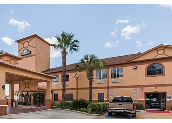 3 Best Hotels In Pasadena Tx Threebestrated Review Pasadena Hotel Days Inn Suites