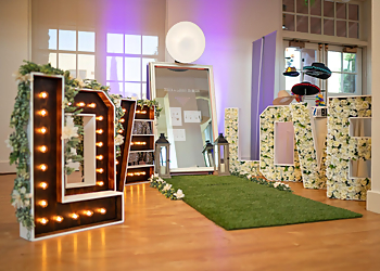 Glendale Photo Booth Companies Diamond Mirror PhotoBooth