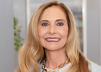 Donna Krummen, MD, FACS - KRUMMEN PLASTIC SURGERY Donna Krummen, MD, FACS - Cincinnati, OH Plastic Surgeons - Doctor Portrait Image