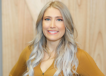 Dr. Leah Guidolin, DC - MAVERICK CHIROPRACTIC Dr. Leah Guidolin, DC - Naperville, IL Chiropractors - Doctor Portrait Image