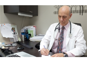 Robert P. Barlow, MD - Portland, OR Primary Care Physicians - Doctor Working Image