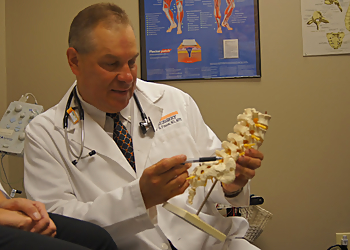 Elmer G. Pinzon, MD - Knoxville, TN Pain Management Doctors - Doctor Working Image