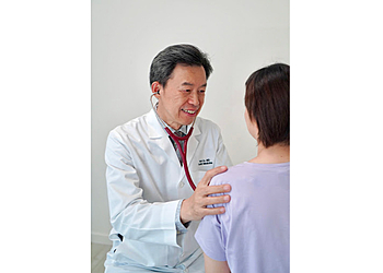 Guozhen (Ken) Liu, MD - Bellevue, WA Primary Care Physicians - Doctor With Patient Image