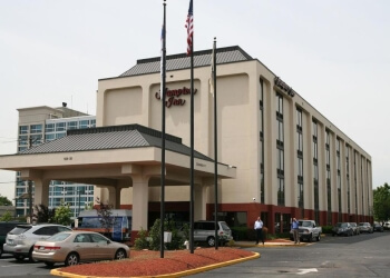 hotels in elizabeth nj with pool