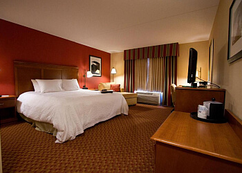 Hampton Inn & Suites Hartford/East Hartford - Hartford, CT Hotels - Hotel Room Image