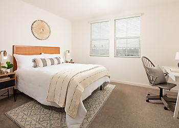 Homecoming At Creekside - Sacramento, CA Apartments For Rent - Hotel Room Image