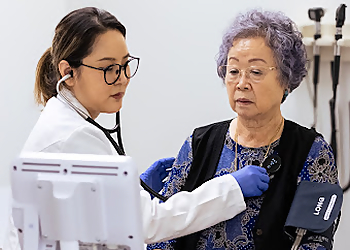 Honolulu Urgent Care Center - Honolulu, HI Urgent Care Clinics - Doctor With Patient Image
