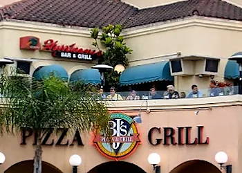Hurricanes Bar and Grill - Huntington Beach, CA Sports Bars - Restaurant Exterior Image