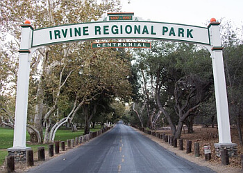 Orange hiking trail Irvine Regional Park 