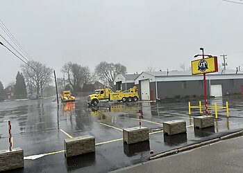 Akron Towing Companies Johnny’s Auto & Heavy Duty Semi Truck Towing