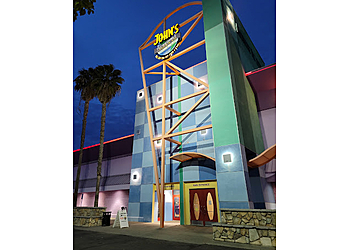 Fresno Pizza Places John's Incredible Pizza Fresno