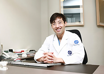 Kenneth Kim, MD - Los Angeles, CA Plastic Surgeons - Doctor Portrait Image