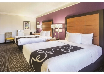 La Quinta Inn & Suites by Wyndham Univ Area Chapel Hill - Durham, NC Hotels - Hotel Room Image