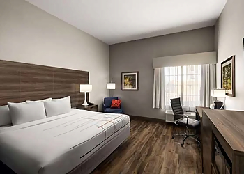 Denton Hotels La Quinta Inn & Suites by Wyndham Denton-University Drive