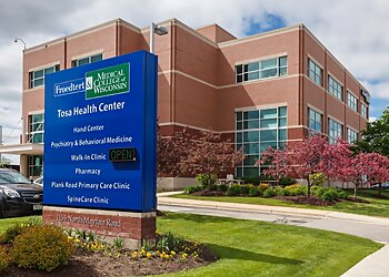 Milwaukee Neurosurgeons Max C. Lee, MD - FROEDTERT & THE MEDICAL COLLEGE OF WISCONSIN