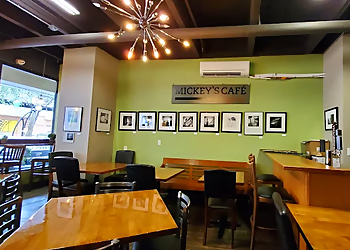 Mickey's Cafe & Organics - St Petersburg, FL Vegetarian Restaurants - Restaurant Ambiance Image