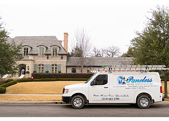 Dallas window cleaner Paneless Home Services 