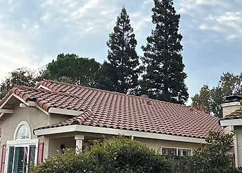 Pinnacle Pressure Washing & Roof Cleaning - Elk Grove, CA Gutter Cleaners - Residential Service Image