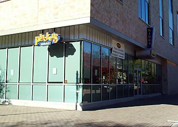 Austin Sports Bars Pluckers wing bar