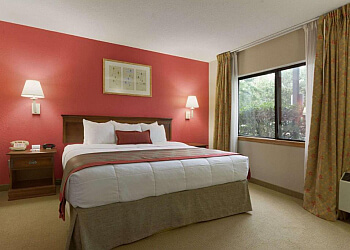 Ramada by Wyndham Raleigh - Raleigh, NC Hotels - Hotel Room Image