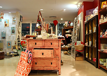 Honolulu Gift Shops Red PineApple