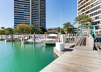Riverfront Towers Detroit Apartments For Rent image 1