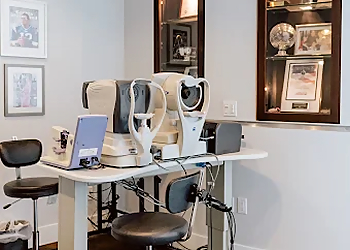 Robert K. Maloney, MD, M.A. (Oxon) - Los Angeles, CA Eye Doctors - Treatment Room Image