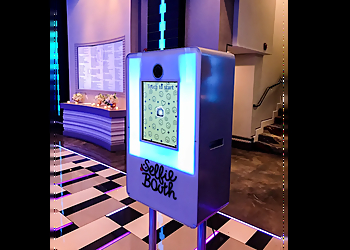 Selfie Booth Co - Irvine, CA Photo Booth Companies - Studio Image