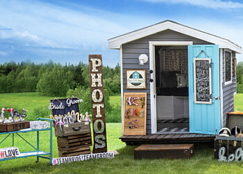 Aurora photo booth company The Little House Picturebooth