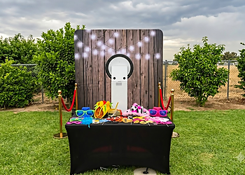 Una Más Photo Booths Una Más Photo Booths - Moreno Valley, CA Photo Booth Companies - Business Presentation Image