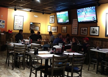 Winking Lizard Tavern - Akron, OH Sports Bars - Indoor Sitting