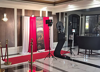 Xyan Imaging Photo Booth Services - Shreveport, LA Photo Booth Companies - Pose & Print Service